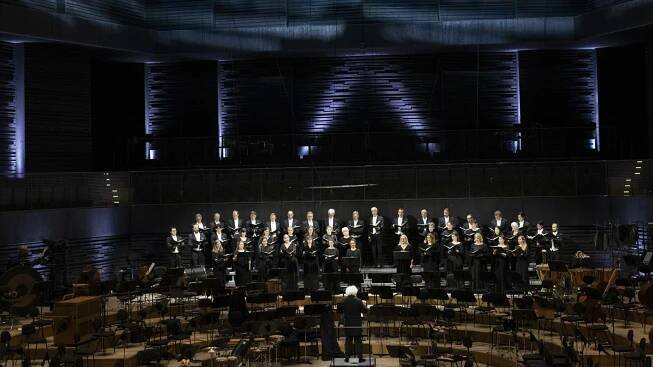 Sir Simon Rattle dirigiert den BR-Chor in der Münchner Isarphilharmonie, 29./30.5.2025 (Foto: Astrid Ackermann)