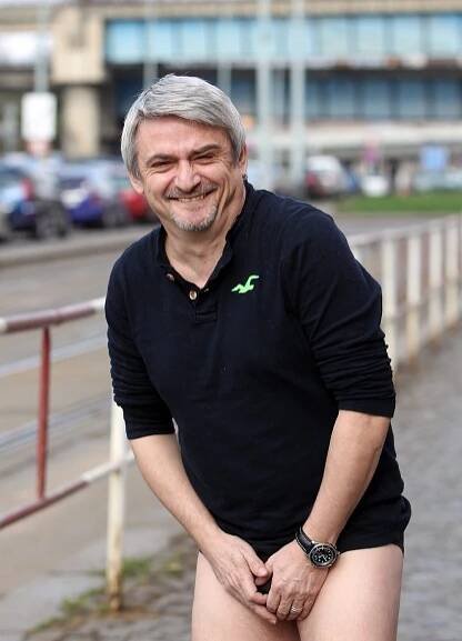 Ostych mu nic neříká: Poznáte, který český herec stáhnul na ulici kalhoty a vystavoval se jen ve slipech?