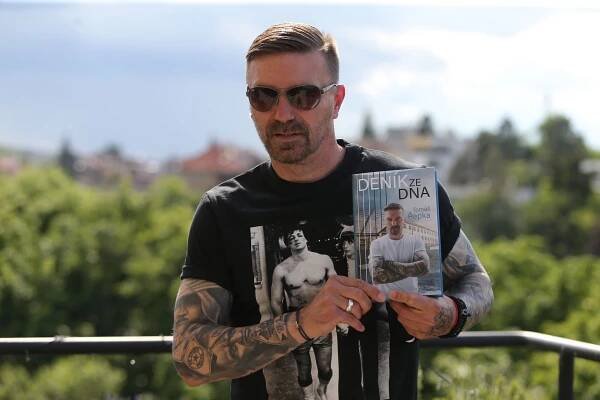 Ve vězení jste špinavý mukl a kus hadru, popisuje Řepka. Pomohly mu rady od Kajínka