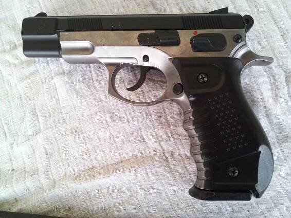 PISTOLE. - CZ 75. - FLOBERT 6.mm. + HLAVNOVINA.