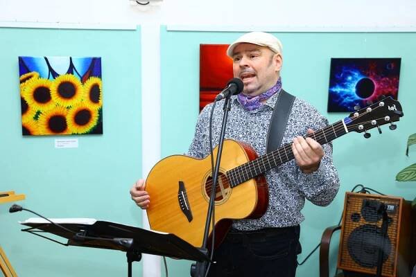 David Uličný je český zpěvák, muzikálový herec a dnes také již výtvarný umělec - Spycross