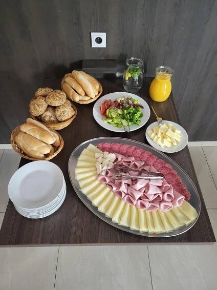 الطعام في بيت الضيافة أو بالجوار