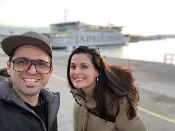 FOTO: Režisér Vojtěch Moravec a producentka Lucia Kršáková během natáčení seriálu Na vlnách Jadranu. – stránka 30