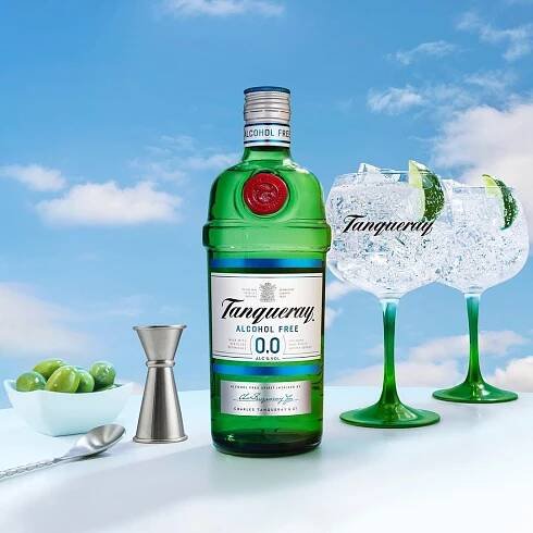 Chlast bez chlastu už vyrábí i velcí hráči: Přichází gin Tanqueray 0.0%