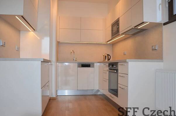 Moderní vybavený byt 2+kk k pronájmu s balkónem a parkovacím místem Praha Háje 