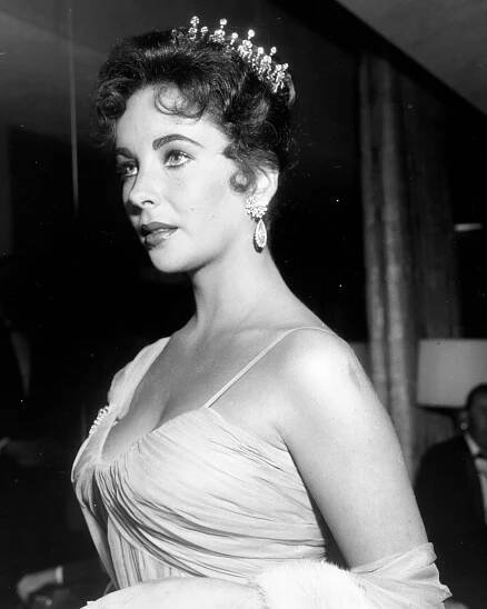 Burton & Bulgari: Elizabeth Taylor’s Enduring Impact on Diamond Jewelry Style  9