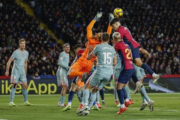 Atlético Madrid vyhrálo v Barceloně poprvé od roku 2006 a vede La Ligu