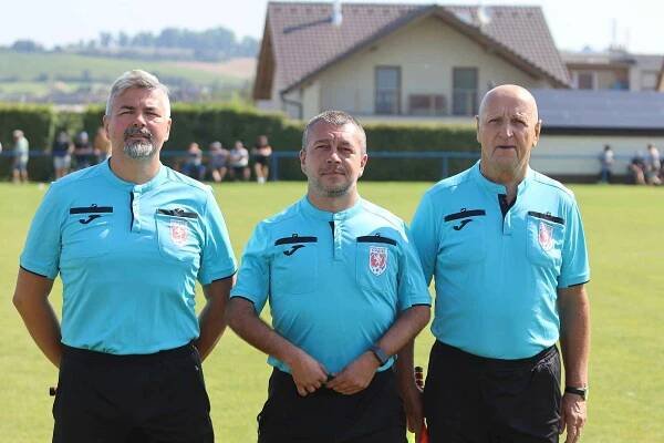 Fotbalisté Mařatic (modré dresy) v prvním zápase nové sezony 8. ligy Jarošovský pivovar porazili Ostrožskou Lhotu 4:1.