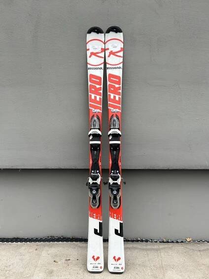 Bazar - Dětské lyže Rossignol Hero JR 15/16 + vázání Xelium 70 - délka 140 cm - Ski a Bike Centrum Radotín