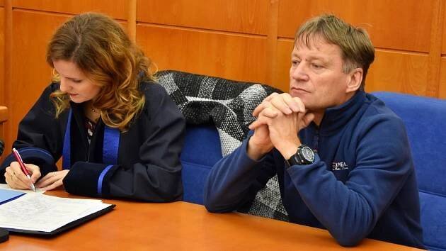 Vinen: Jirkovského zastupitele soud podmíněně odsoudil za napadení strážníka