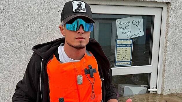 Jon Mariánek po povodních stále zůstává v Česku. Spekuluje se o neplatných vízech - Expres.cz
