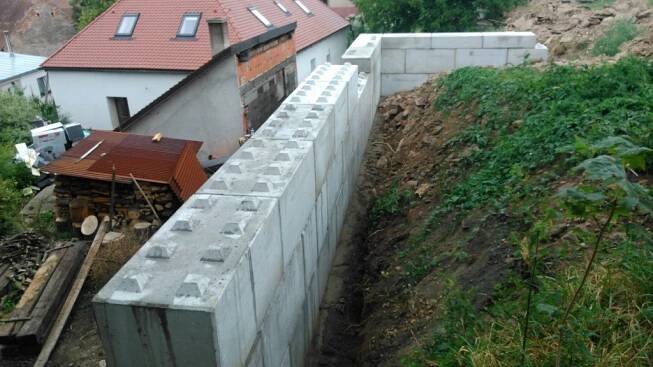 Opěrná stěna u RD + základ - MegaBeton - betonový blok