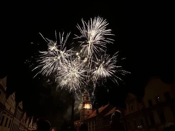 Třeboň se novoročního ohňostroje nevzdala. Světelnou show sledovaly tisíce lidí