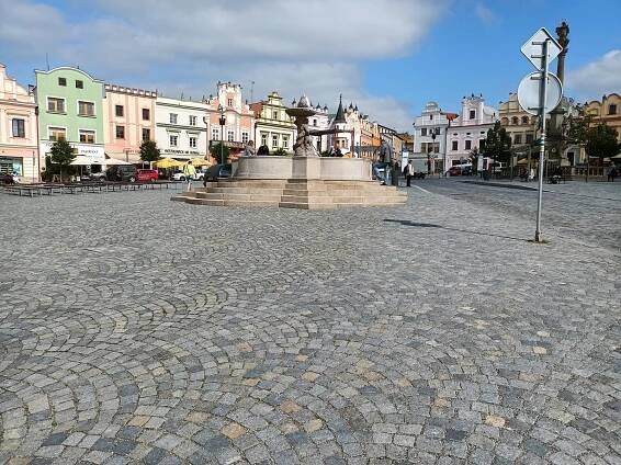 Umaštěná od klobás. Pověstnou kašnu v Brodě zachraňují restaurátoři