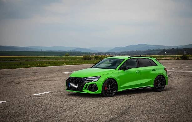 Nejnovější Audi RS 3 Sportback s pětiválcem s turbem je zelená šílenost za „rozumnou“ cenu