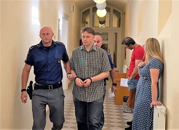 Muže soudí za padělání diplomů a covid pasů, už dříve dostal podmínku