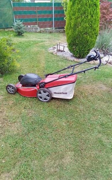 MOUNTFIELD ELEKTRICKÁ SEKAČKA S POJEZDEM