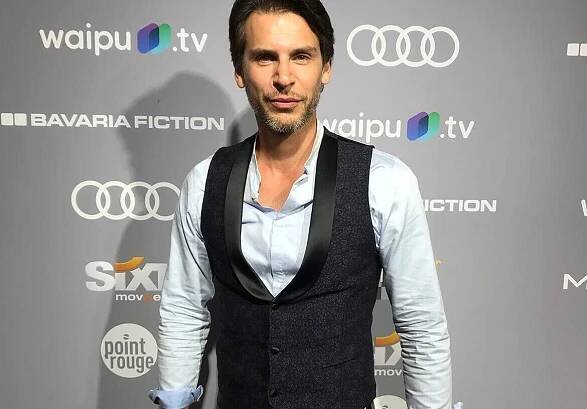 Schauspieler Florian Odendahl bei dem Filmfest München in einer Smoking Weste von DORNSCHILD.