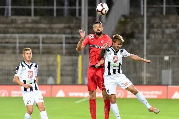 Rosice 28.09.2019 - domácí FC Zbrojovka Brno (červená) proti FC Hradec Králové