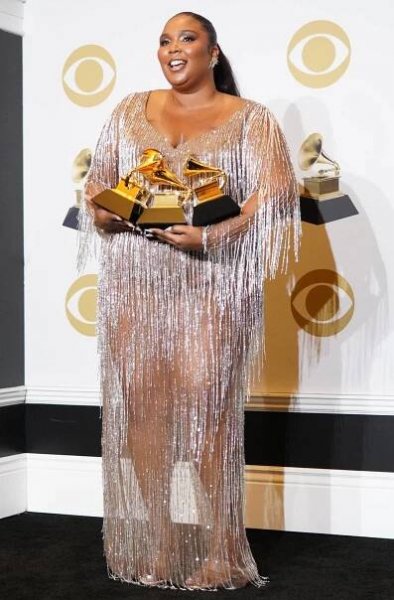 Sošky Grammy už má doma čtyři a tři z toho získala v roce 2020. Na večer přišla v třásňových šatech značky Versace a vypadala skvěle