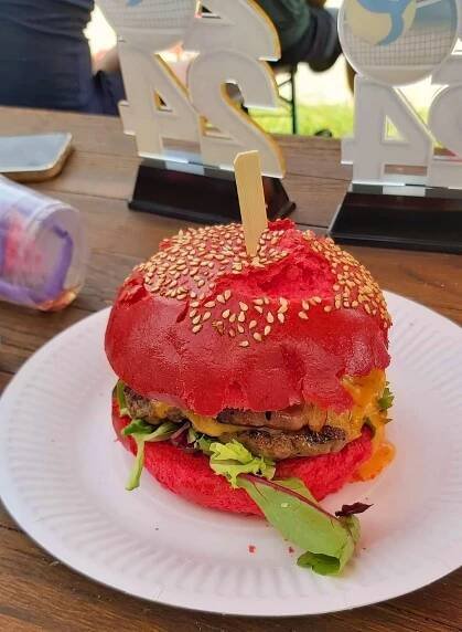 Růžový burger je v gastro nabídce oblíbený
