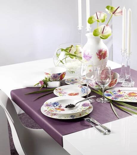 Květinový dekor si vybrala obsáhlá kolekce Anmut Flowers. Talíře stojí podle velikosti od 670 Kč/kus. VILLEROY&BOCH, LUXURY TABLE