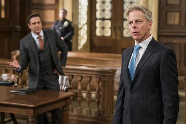 Greg Germann and Raúl Esparza in Zákon a porádek: Útvar pro zvlástní obeti (1999)