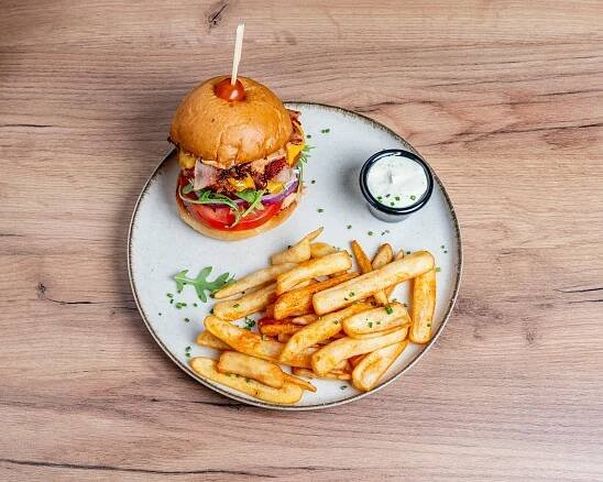 Základová fotografie na téma americký, bramborové lupínky, bulka, burger, čerstvý, chutný, gurmet, hamburger, hlávkový salát