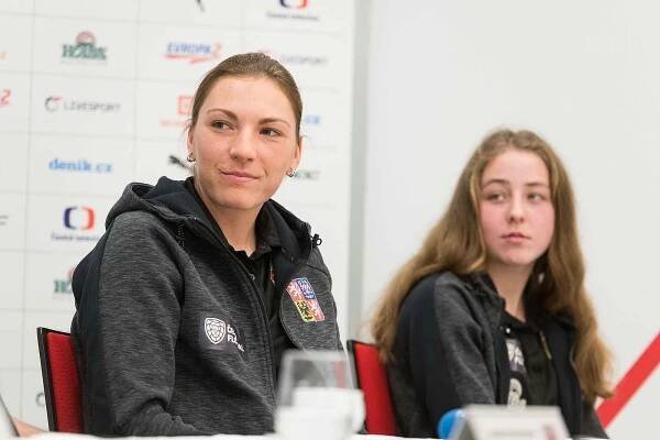 Kapitánka české florbalové reprezentace Eliška Krupnová povede tým na MS v Singapuru. Tady s mladou Annou Brucháčkovou