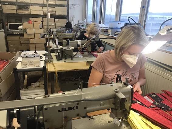 Na milimetrech záleží. Luxusní šátky pro Hermès se šijí v Hradci