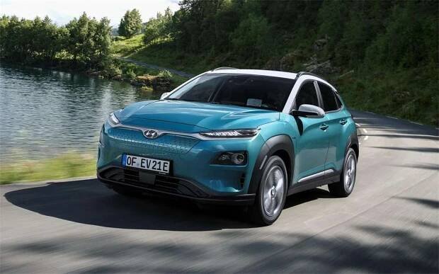 S výkonem 100 kW (136 koní) pak začíná na 939.990 Kč SUV Hyundai Kona Electric, který ujede až 289 km (WLTP). Za větší dojezd a vyšší výkon (449 km, 150 kW) už cena sahá přes 1,1 milionu korun. | Hyundai Kona Electric Zdroj: Hyundai