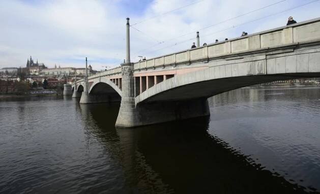 Jediný v Praze, který nese jméno po malíři: Před 110 lety se lidé poprvé prošli po Mánesově mostě