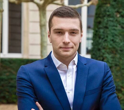 Jordan Bardella (* 13. září 1995, Drancy) je francouzský politik, předseda Národního shromáždění a poslanec Evropského parlamentu (od roku 2019). ▬ Narodil se do rodiny s italskými (jeho matka, rodačka z Turína, která se v 60. letech přestěhovala do Francie) a alžírskými (jeho otec, stavební dělník) kořeny (jediné dítě v rodině). Poté, co získal s vyznamenáním bakalářský titul v ekonomických a společenských vědách na soukromé střední škole v Saint-Denis, studoval geografii na univerzitě Paris IV Sorbonne, ale před absolutoriem přestal studovat a dal přednost politické činnosti.