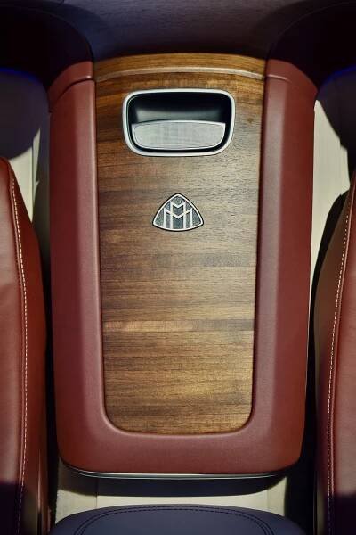 2024 Mercedes-Maybach GLS 600 champagne cooler
