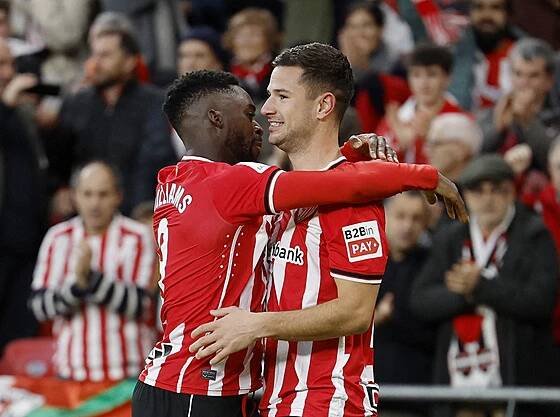 Gorka Guruzeta (vpravo) a Iñaki Williams z Athletic Bilbao slaví gól.