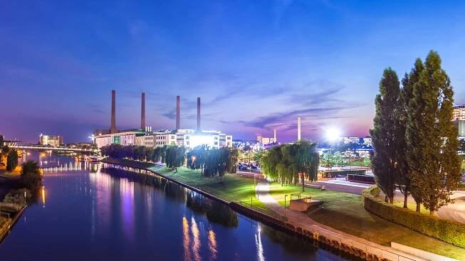 Volkswagen Werk in Wolfsburg bei Nacht