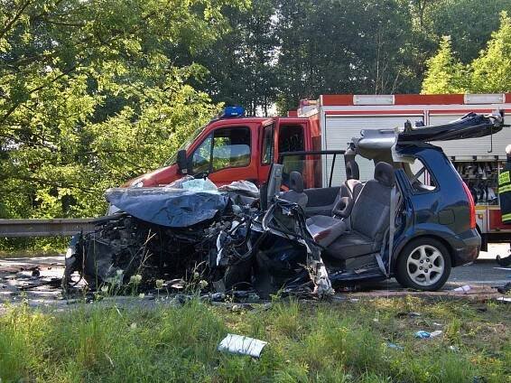 Mladý řidič zemřel u Ledče. V osobním voze se čelně střetl s dodávkou