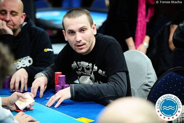 ČPT Masters ME: Drtivým chipleaderem je držitel WCOOP náramku, Max Bassil - POKERživě