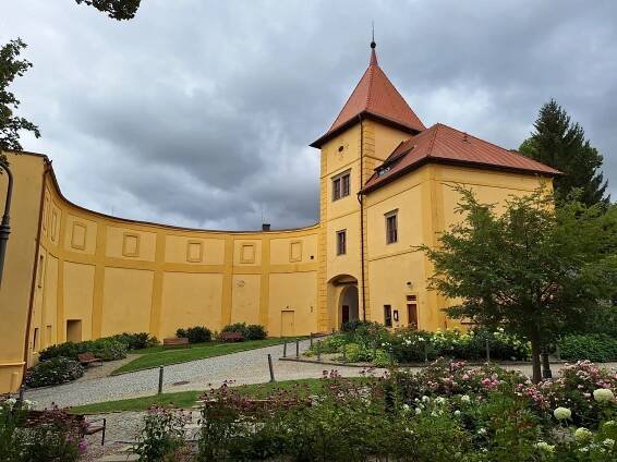 Fotogaléria • Parkoviště zámek Polná (Parkovisko pre návštevníkov a turistov) • Mapy.com
