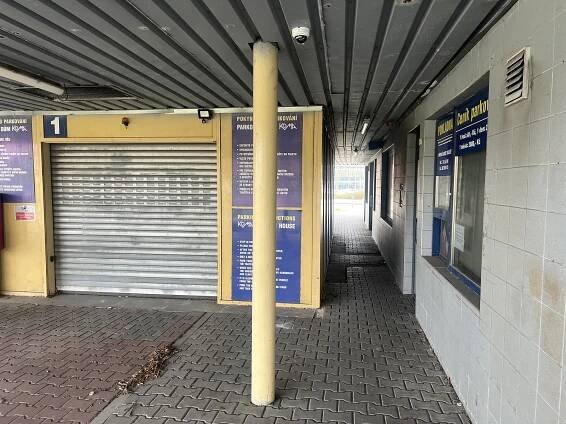 Parkovací dům u vlakového nádraží ve Svinově chátrá. Je na prodej