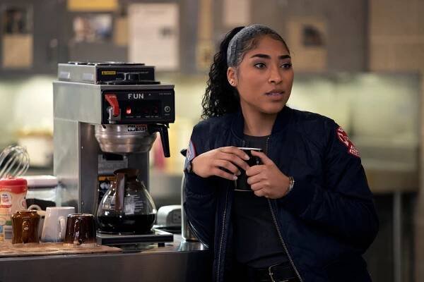 Chicago Fire - Nějak to vyhoďte do vzduchu - Z filmu - Adriyan Rae