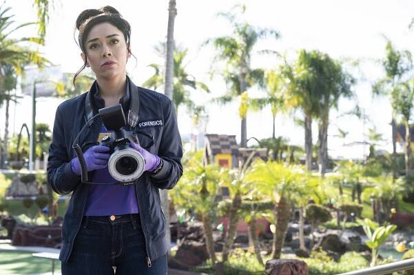 Lucifer - Rodinná večeře - Z filmu - Aimee Garcia