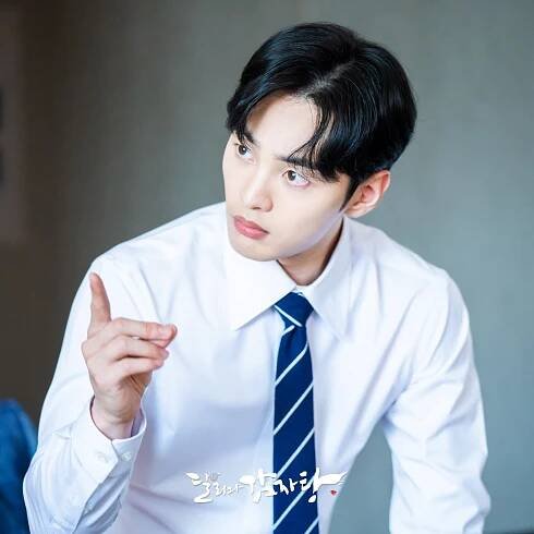 Kim Min Jae uvedl, jak na něj působí hrdina ze seriálu Dali and Cocky Prince. Kromě toho promluvil o chemii s Park Gyu Young