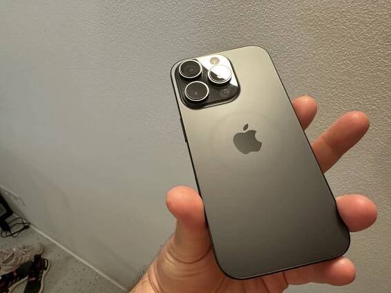 Označení iPhone od MagSafe nabíječky je čím dál tím víc viditelné