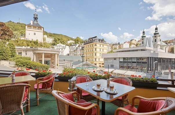 Restaurace s terasou///Restaurant with a terrace///Restaurant mit Terrasse///Ресторан с террасой