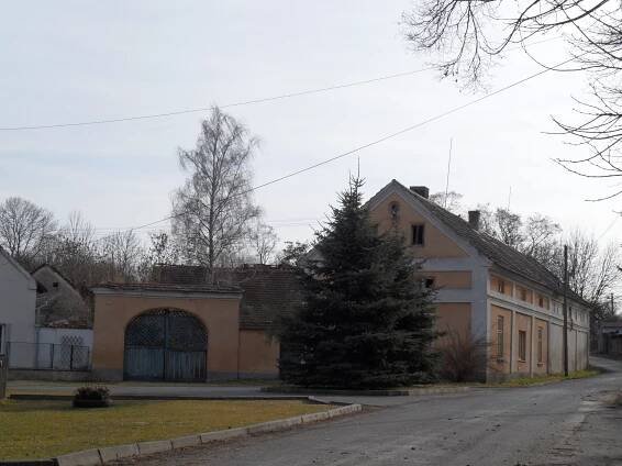 Soubor:Malenovice L. DumSBranou cp3.jpg – Wikipedie