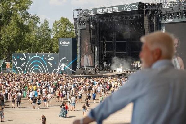 FOTO: Petr Pavel s manželkou Evou zavítali na festival Colours of Ostrava. – stránka 1008
