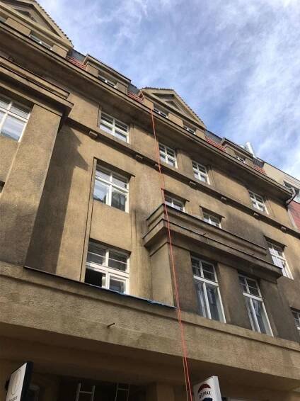 Starwork | výškové práce a stavebnictví | Rekonstrukce břizolitové fasády a střechy bytového domu | STARWORK
