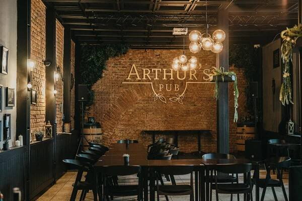 Arthur's PUB: Drinky, chuťovky k pivu i večeře ve stylu fine dining - Říká kdo?
