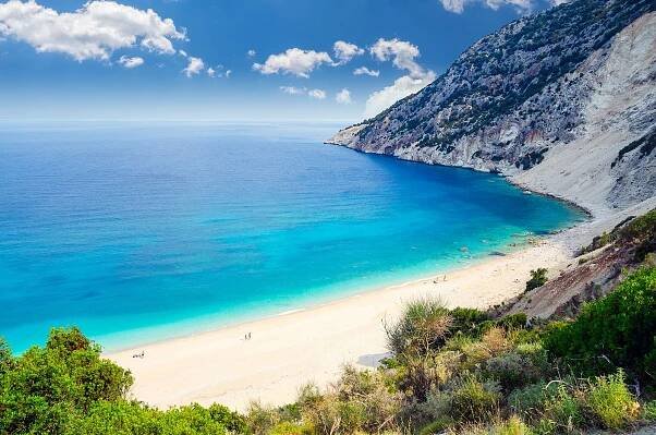 Pláž Myrtos, ostrov Kefalonia, Řecko. Krásný výhled Myrtos zátoky a pláže na ostrově Kefalonie — Stock obrázek